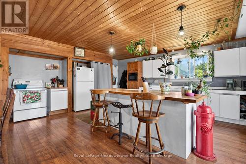 8122 Eramosa Garafraxa Townline, Centre Wellington, ON - Indoor Photo Showing Kitchen