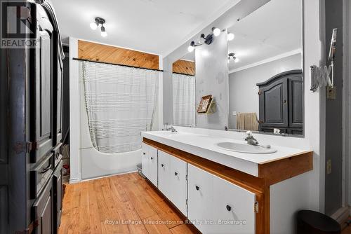 8122 Eramosa Garafraxa Townline, Centre Wellington, ON - Indoor Photo Showing Bathroom