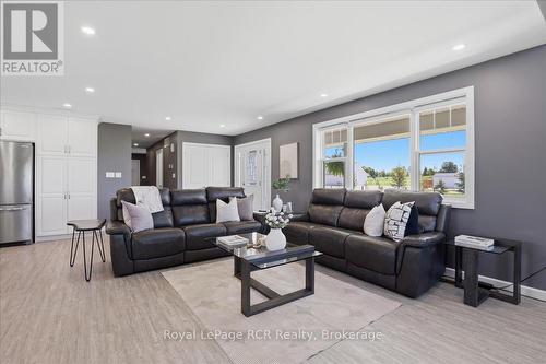 6442 Given Road, Minto, ON - Indoor Photo Showing Living Room