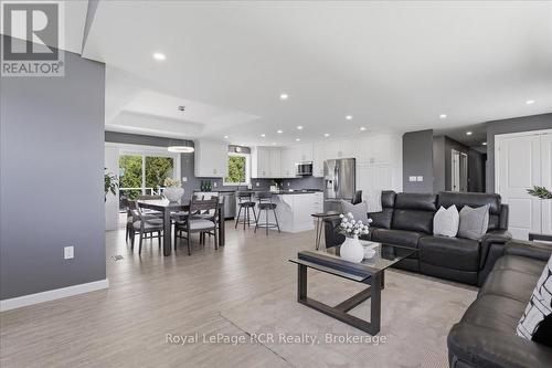 6442 Given Road, Minto, ON - Indoor Photo Showing Living Room