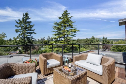 #304-4040 Borden St  Saanich, BC V8X 2E9