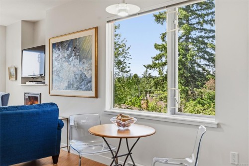#304-4040 Borden St, Saanich, BC - Indoor