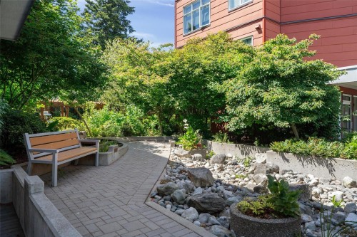 #304-4040 Borden St, Saanich, BC - Outdoor