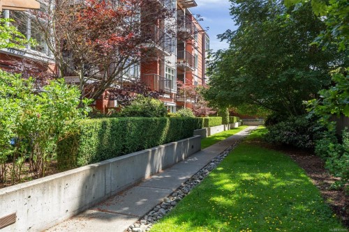 #304-4040 Borden St, Saanich, BC - Outdoor