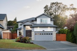4240 Oakview Pl Saanich, BC V8N 6M7