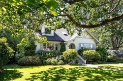 688 Falkland Rd Oak Bay, BC V8S 4L5