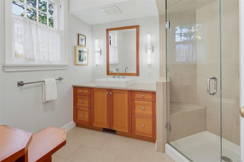 688 Falkland Rd, Oak Bay, BC 