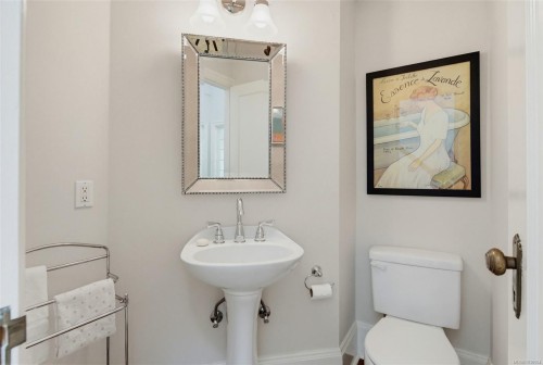 688 Falkland Rd, Oak Bay, BC 