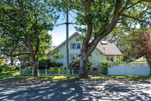 688 Falkland Rd, Oak Bay, BC 