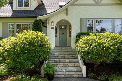 688 Falkland Rd, Oak Bay, BC 