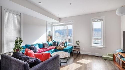 58-13098 Shoreline Way, Lake Country, BC - Indoor Photo Showing Living Room
