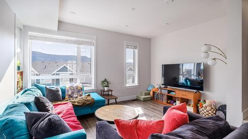58-13098 Shoreline Way, Lake Country, BC - Indoor Photo Showing Living Room