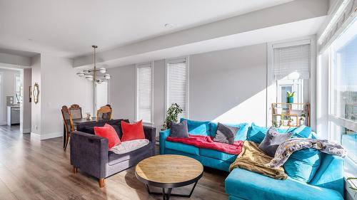 58-13098 Shoreline Way, Lake Country, BC - Indoor Photo Showing Living Room