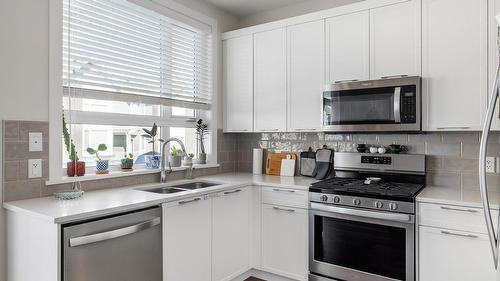 58-13098 Shoreline Way, Lake Country, BC - Indoor Photo Showing Kitchen With Double Sink With Upgraded Kitchen