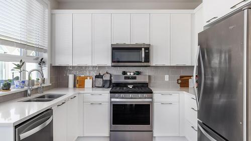 58-13098 Shoreline Way, Lake Country, BC - Indoor Photo Showing Kitchen With Stainless Steel Kitchen With Double Sink