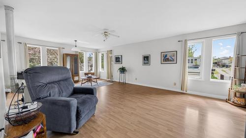 1830 Kokanee Crescent, Cranbrook, BC - Indoor Photo Showing Living Room