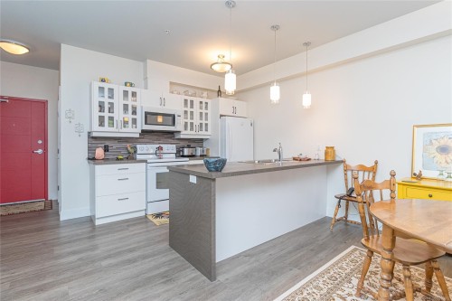 #303-5822 Garden St, Duncan, BC - Indoor Photo Showing Kitchen
