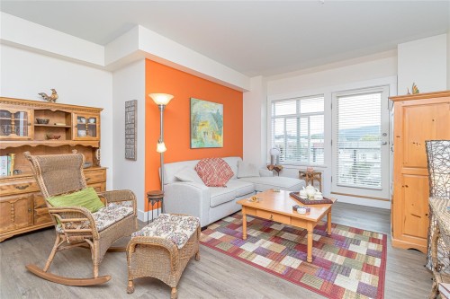 #303-5822 Garden St, Duncan, BC - Indoor Photo Showing Living Room