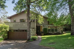 907 Woodhall Dr Saanich, BC V8X 3L7