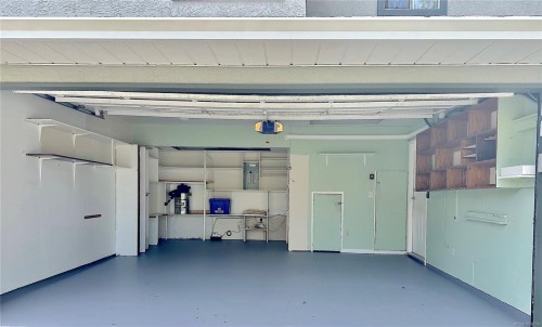#1-10001 Fifth St, Sidney, BC - Indoor Photo Showing Garage