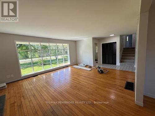 LARGE living room with hardwood floors - 410 Green Lake Road, North Algona Wilberforce, ON 