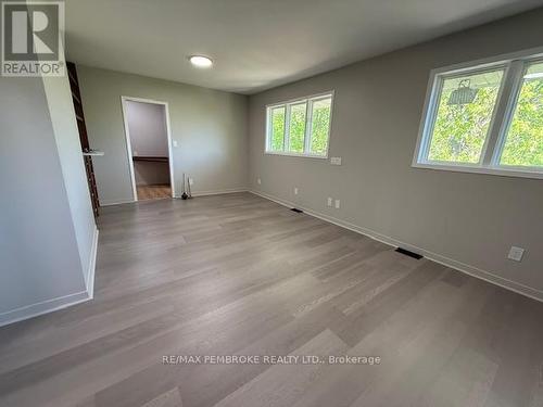 primary bed room - 410 Green Lake Road, North Algona Wilberforce, ON 