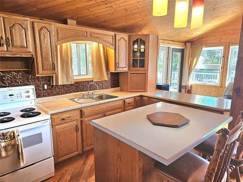 2 Weeping Birch Avenue, Gimli Rm, MB - Indoor Photo Showing Kitchen