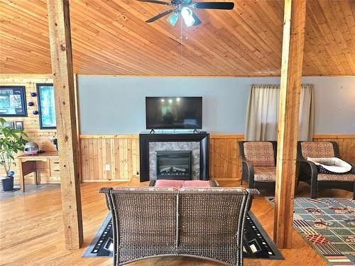 2 Weeping Birch Avenue, Gimli Rm, MB - Indoor With Fireplace