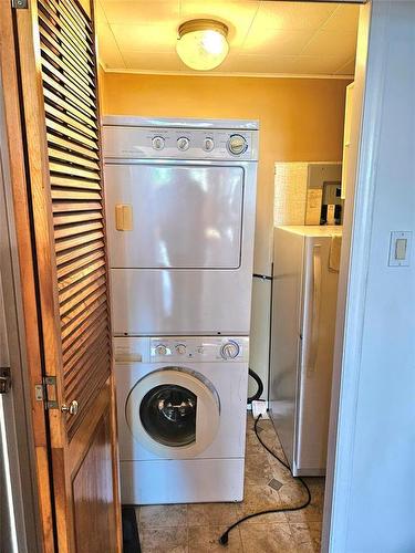Laundry - 2 Weeping Birch Avenue, Gimli Rm, MB - Indoor Photo Showing Laundry Room