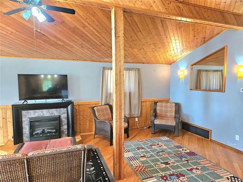 2 Weeping Birch Avenue, Gimli Rm, MB - Indoor With Fireplace