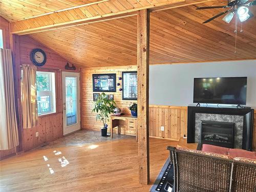2 Weeping Birch Avenue, Gimli Rm, MB - Indoor With Fireplace