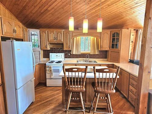 2 Weeping Birch Avenue, Gimli Rm, MB - Indoor Photo Showing Kitchen With Double Sink