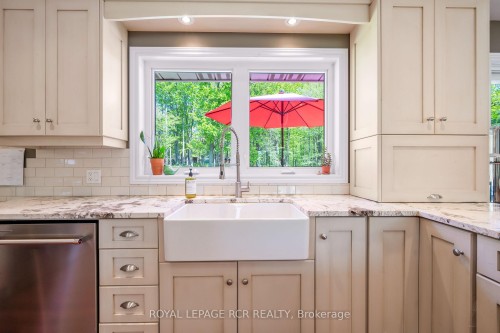 426079 25 Side Road, Mono, ON - Indoor Photo Showing Kitchen With Double Sink With Upgraded Kitchen