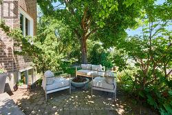 Terrace area in front garden - 