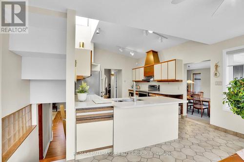 Breakfast bar overlooking the kitchen - 39 Biscayne Crescent, Ottawa, ON 