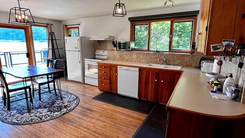 620 Applegrove Road, Fauquier, BC - Indoor Photo Showing Kitchen