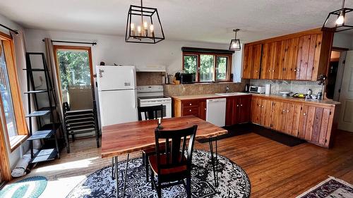 620 Applegrove Road, Fauquier, BC - Indoor With Body Of Water