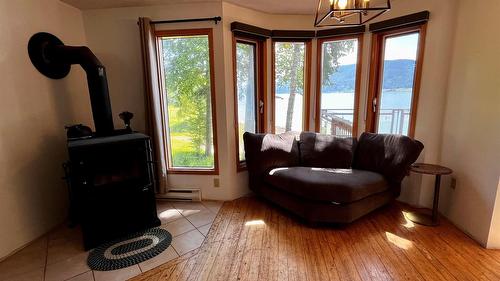 620 Applegrove Road, Fauquier, BC - Indoor Photo Showing Living Room