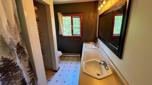 620 Applegrove Road, Fauquier, BC - Indoor Photo Showing Bedroom