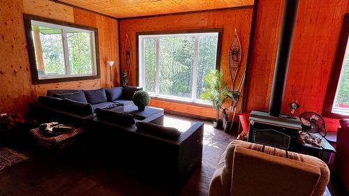 620 Applegrove Road, Fauquier, BC - Indoor