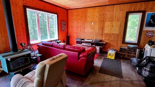 620 Applegrove Road, Fauquier, BC - Indoor