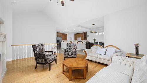 25-7760 Okanagan Landing Road, Vernon, BC - Indoor Photo Showing Living Room