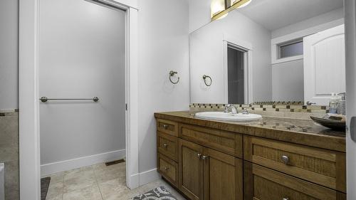 25-7760 Okanagan Landing Road, Vernon, BC - Indoor Photo Showing Bathroom