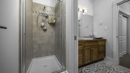 25-7760 Okanagan Landing Road, Vernon, BC - Indoor Photo Showing Bathroom