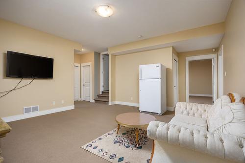25-7760 Okanagan Landing Road, Vernon, BC - Indoor Photo Showing Living Room