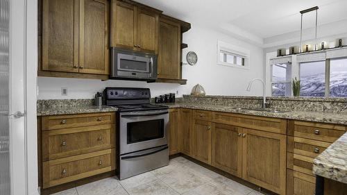 25-7760 Okanagan Landing Road, Vernon, BC - Indoor Photo Showing Kitchen