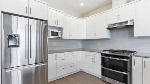 105-2045 Stagecoach Drive, Kamloops, BC - Indoor Photo Showing Kitchen With Stainless Steel Kitchen With Upgraded Kitchen