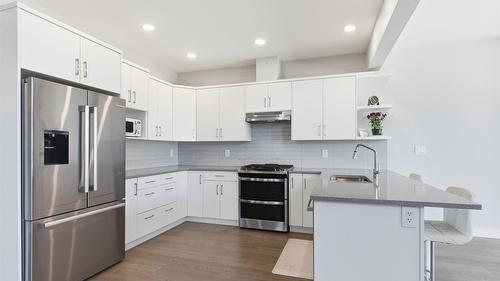 105-2045 Stagecoach Drive, Kamloops, BC - Indoor Photo Showing Kitchen With Stainless Steel Kitchen With Upgraded Kitchen