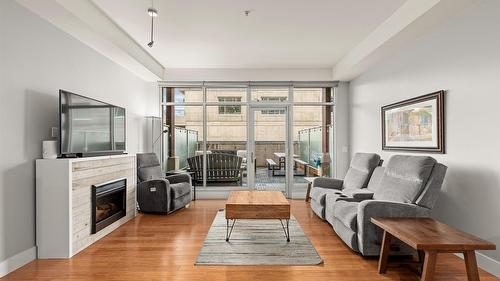 214-1289 Ellis Street, Kelowna, BC - Indoor Photo Showing Living Room With Fireplace