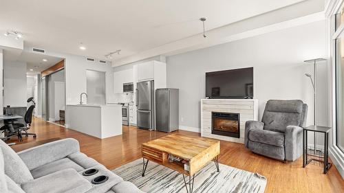 214-1289 Ellis Street, Kelowna, BC - Indoor Photo Showing Living Room With Fireplace